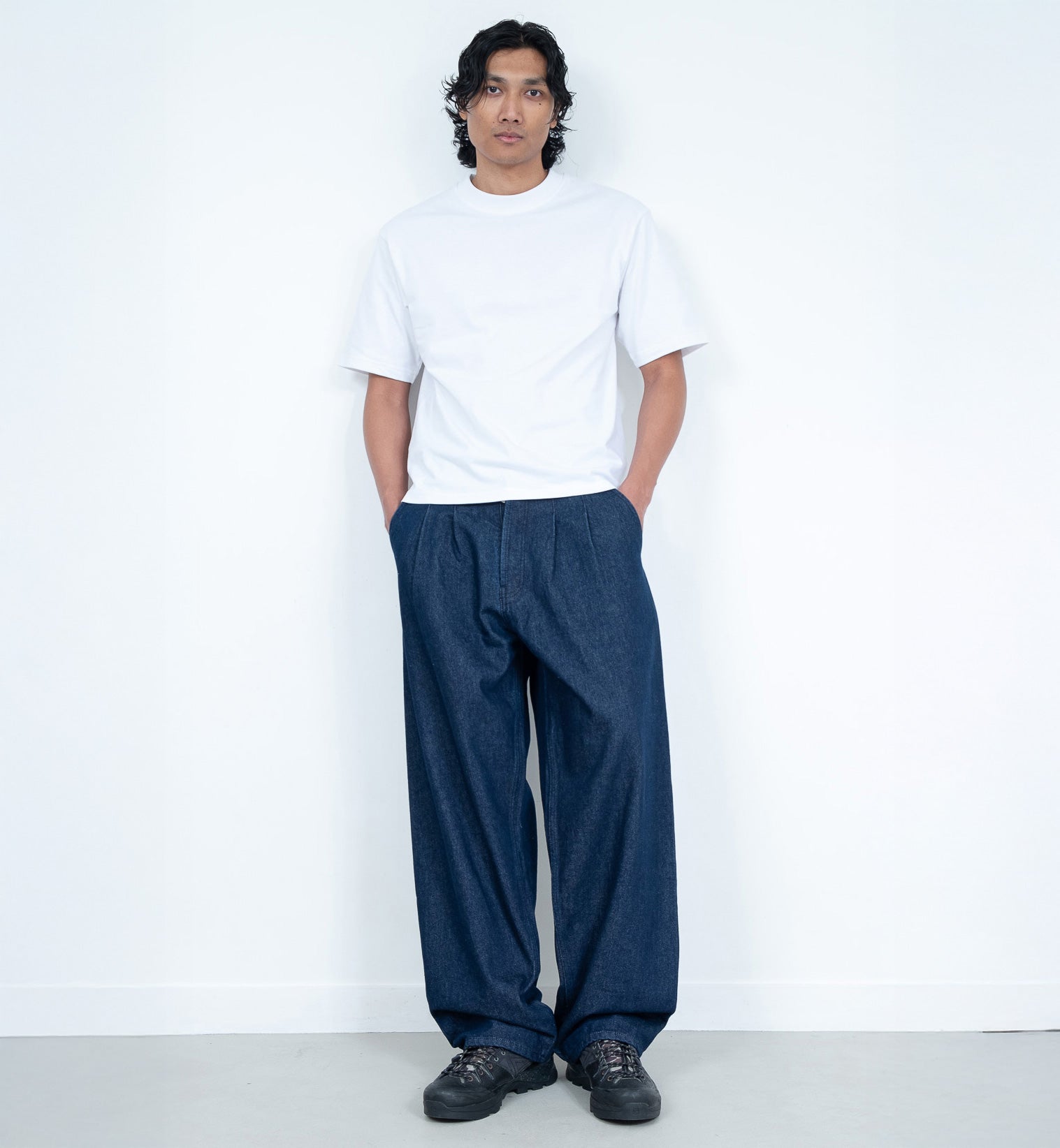 RAW PLEATED JEANS