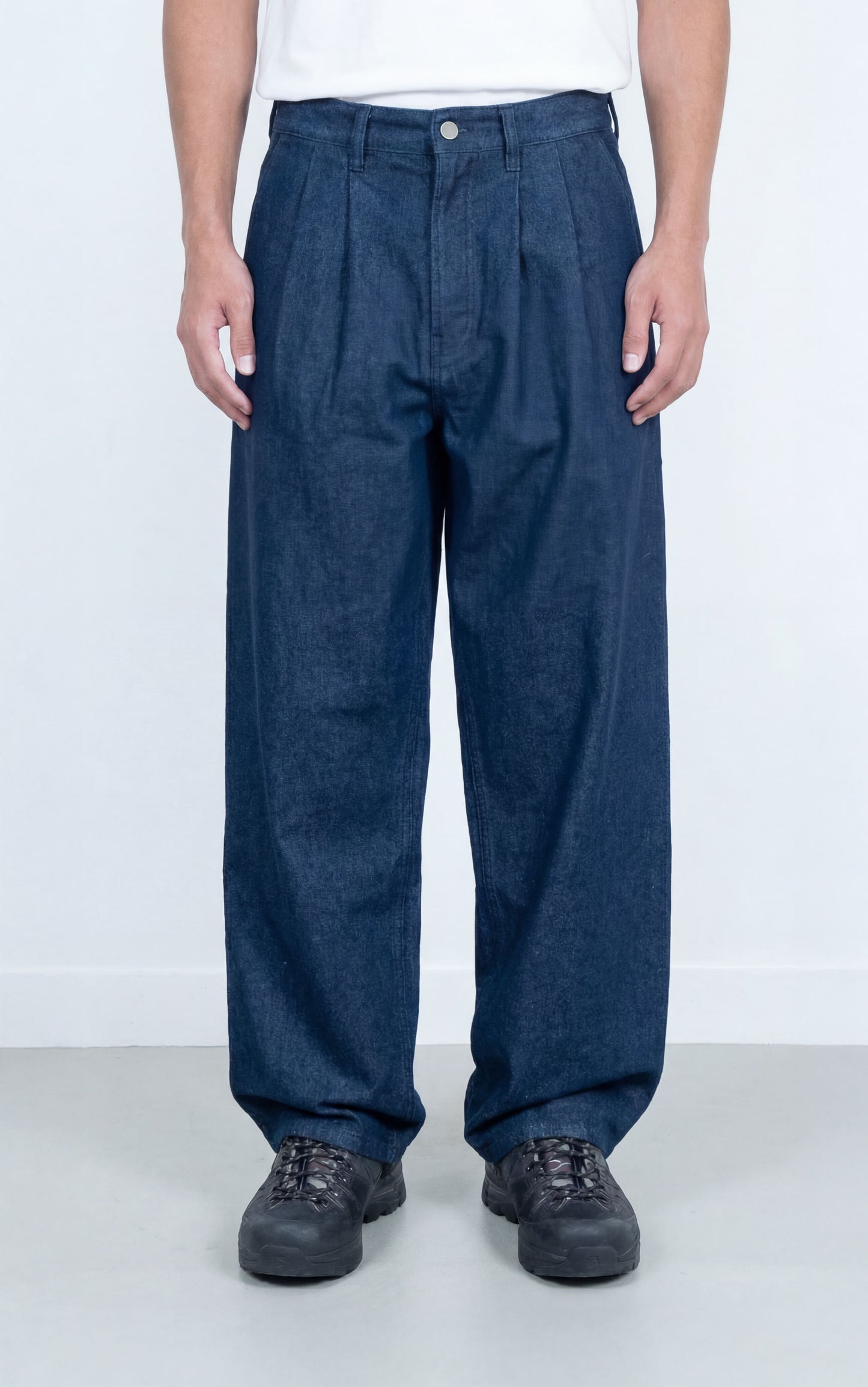 RAW PLEATED JEANS